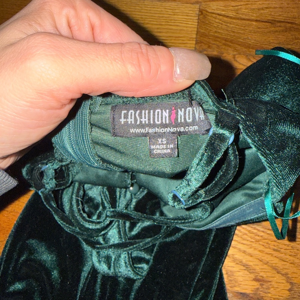 Elegant Green Velvet Evening Gown - Picture 4 of 5